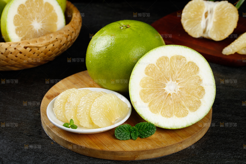 木板上放着青葡萄柚
