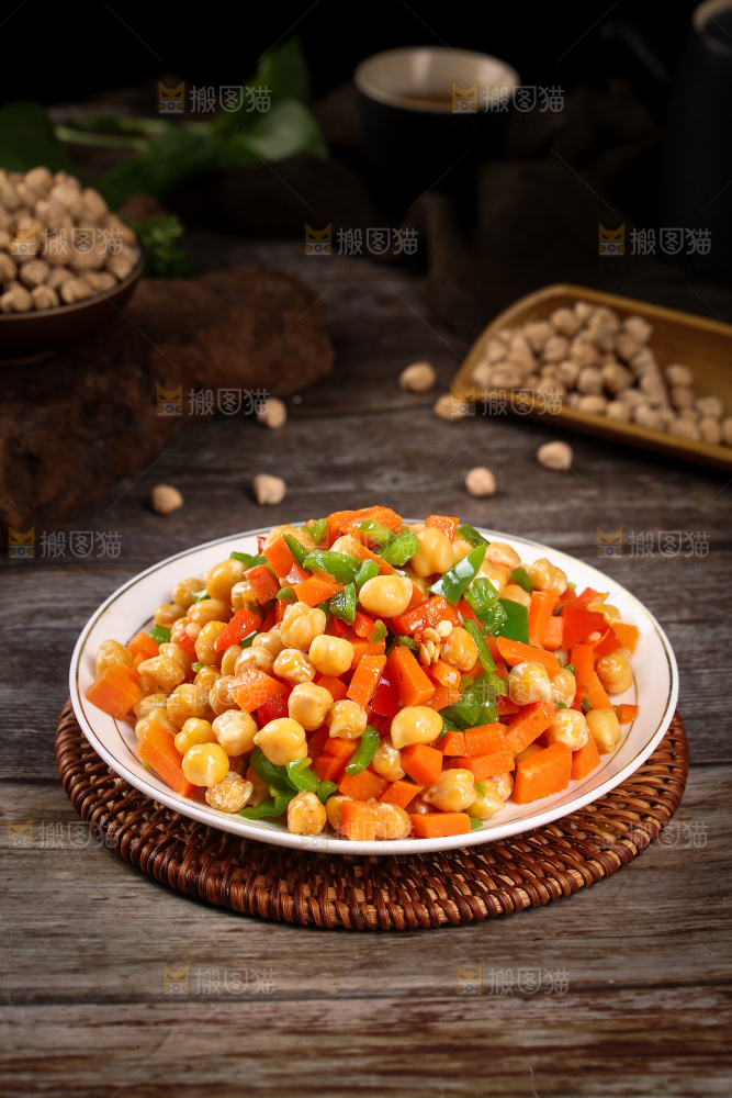 盘子里装着鹰嘴豆炒辣椒