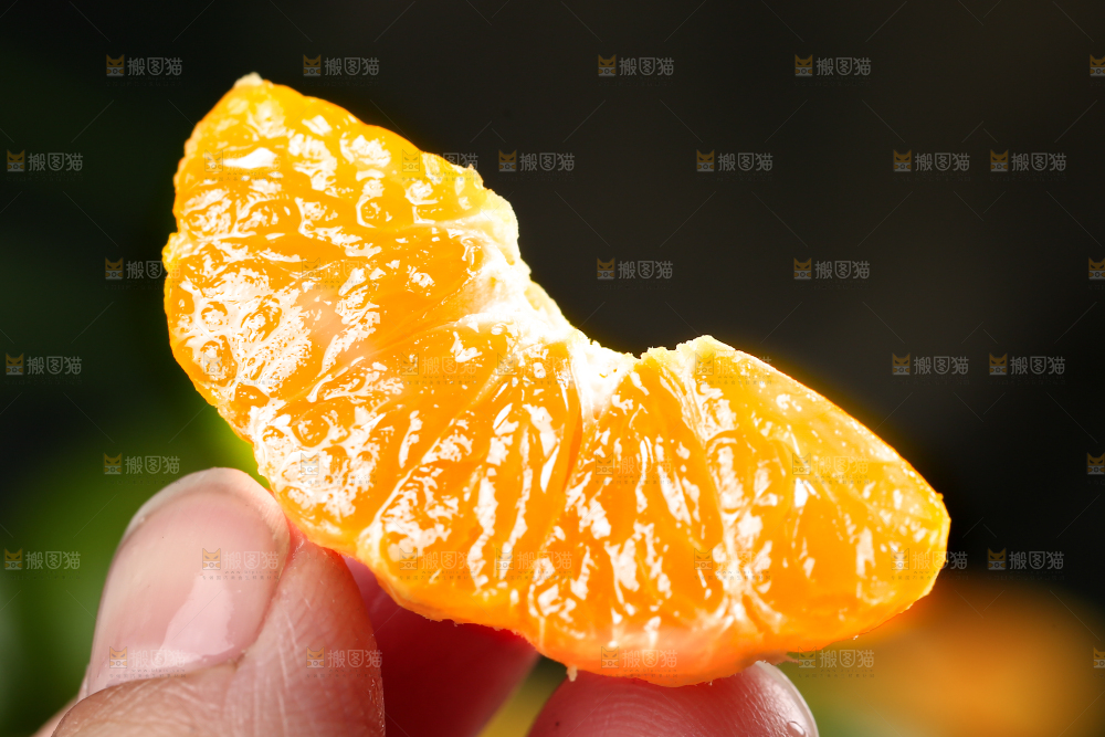 手里拿着清香蜜桔果肉