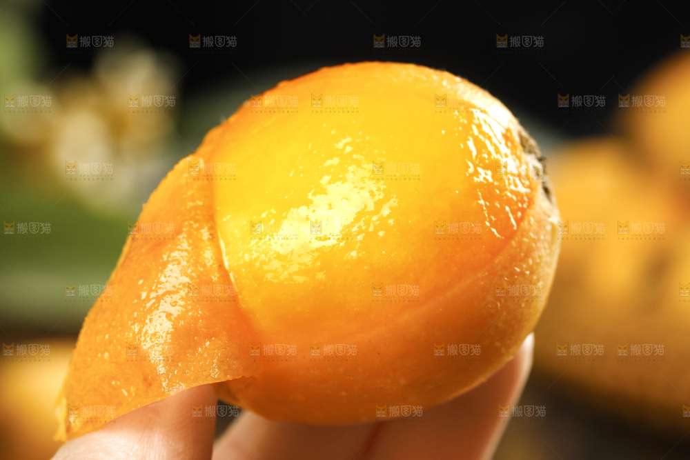 手里拿着枇杷