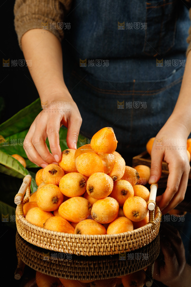 手里拿着枇杷