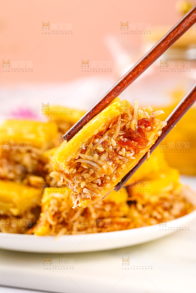 筷子上夹着五仁椰丝饼