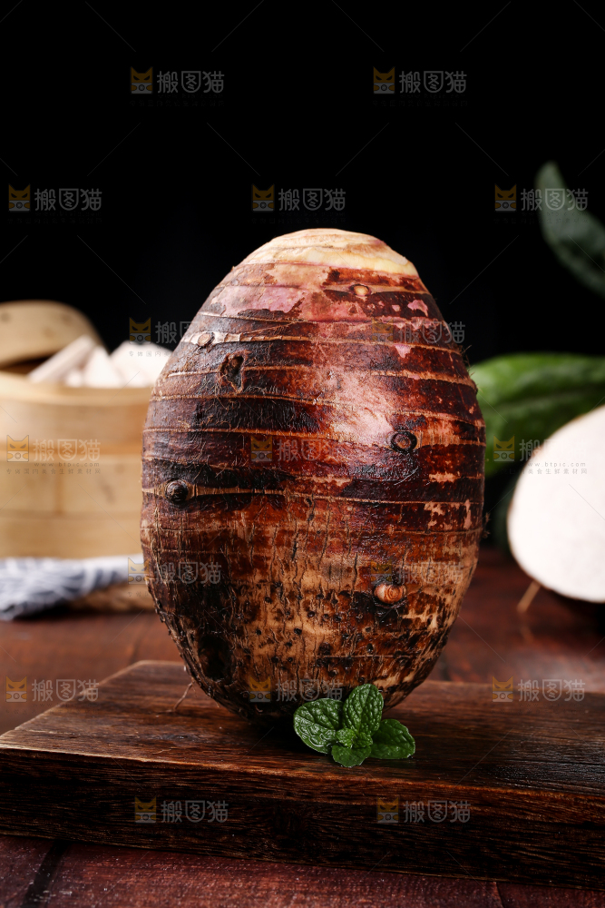 木板上放着广西荔浦芋头