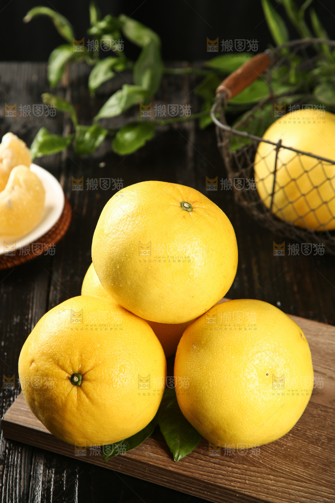 木板上放着一堆黄金葡萄柚