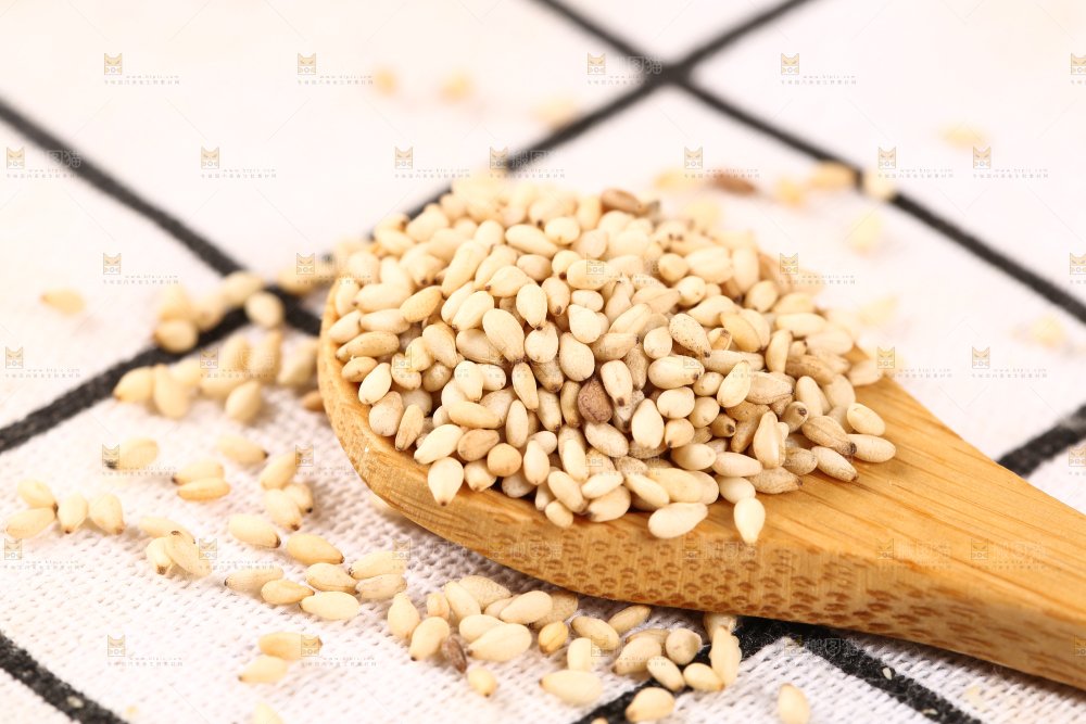 勺子里放着熟白芝麻