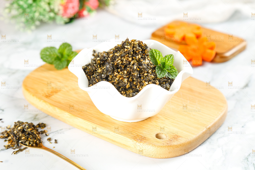 砧板上放着一碟海苔碎