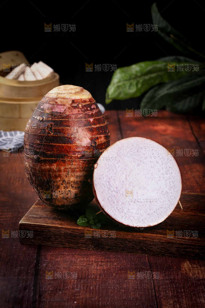 木板上放着广西荔浦芋头