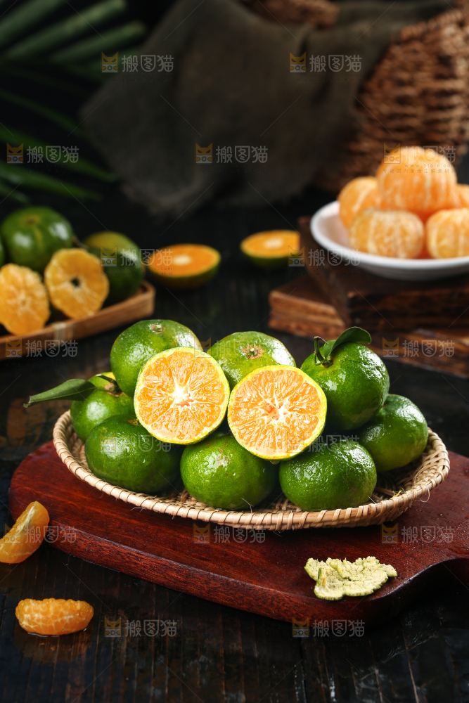 木板上放着广西清香蜜桔