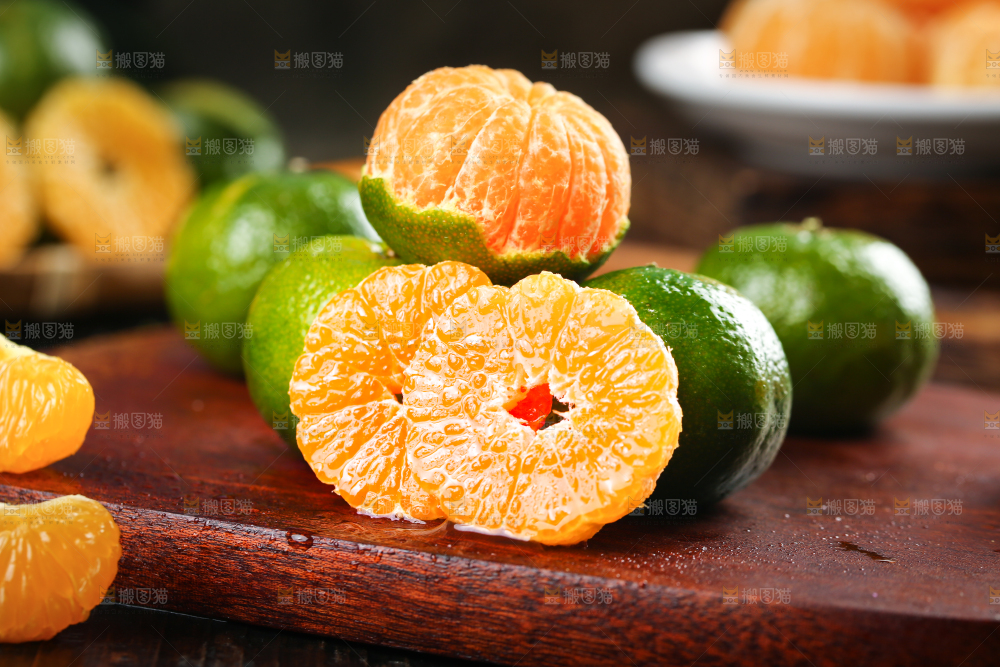 木板上放着清香蜜桔