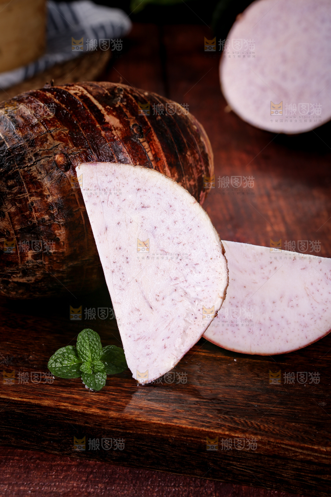 木板上放着广西荔浦芋头