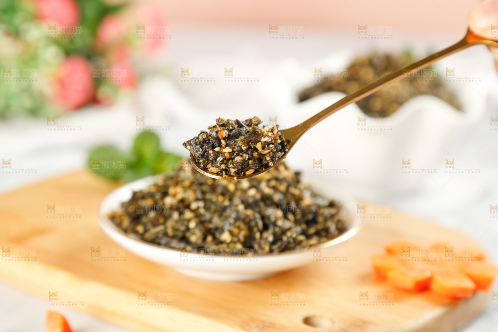 勺子里舀着芝麻海苔碎