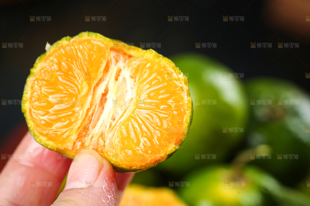 手里拿着清香蜜桔果肉