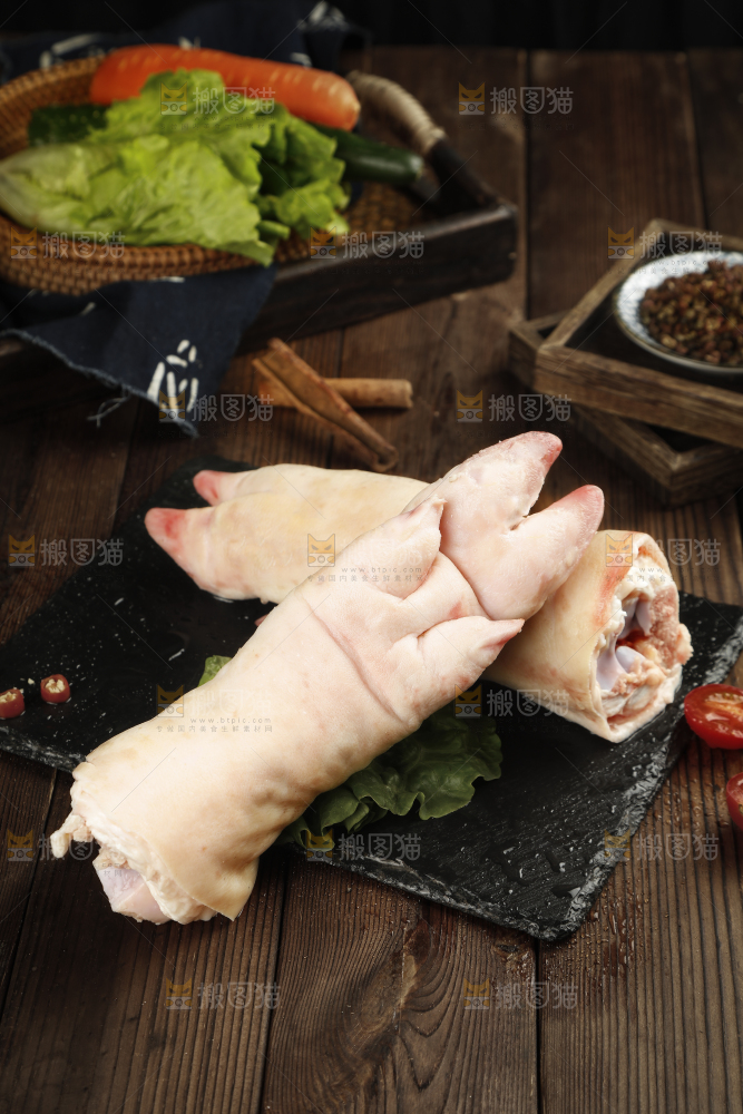 黑石板上放着猪蹄子