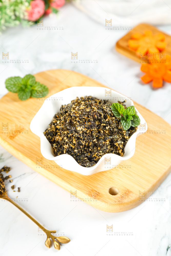 砧板上放着一碟海苔碎