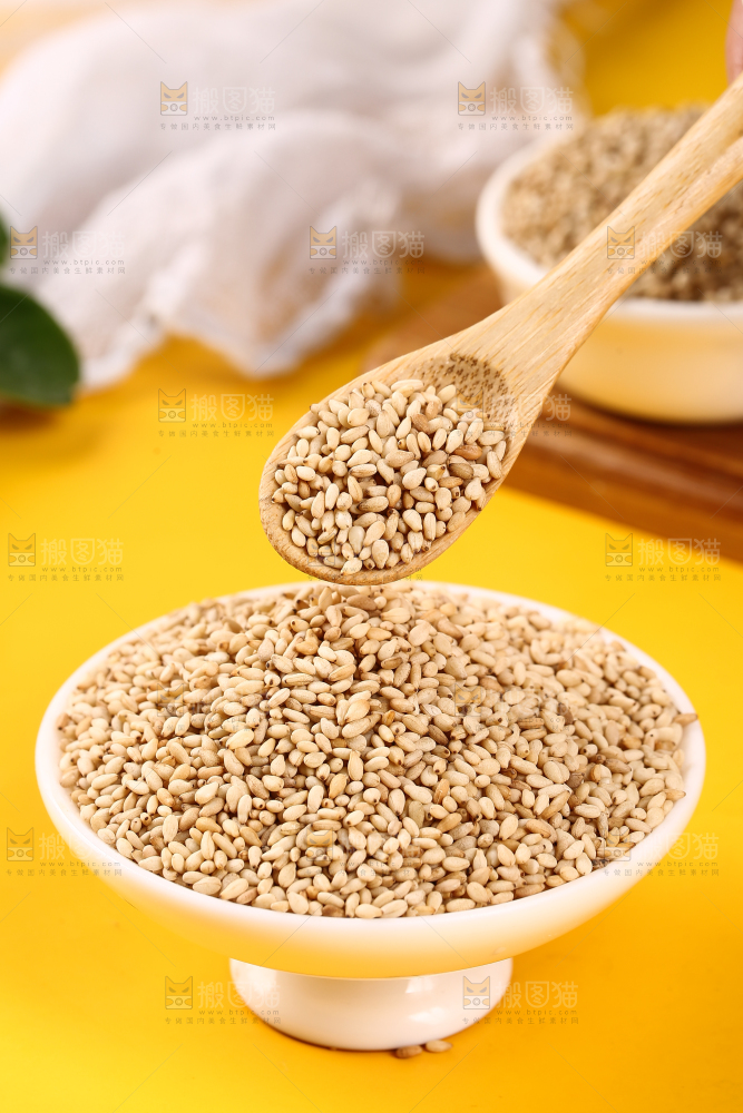 勺子上舀着白芝麻