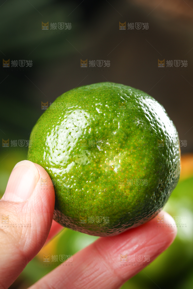 手里拿着清香蜜桔
