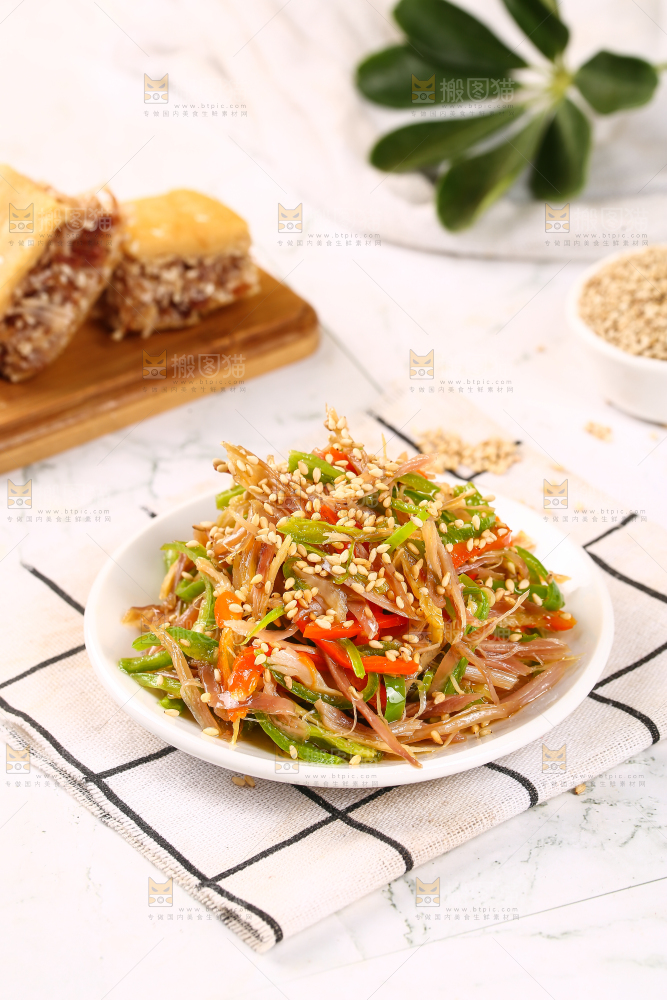 盘子里装着香辣鸡肉丝