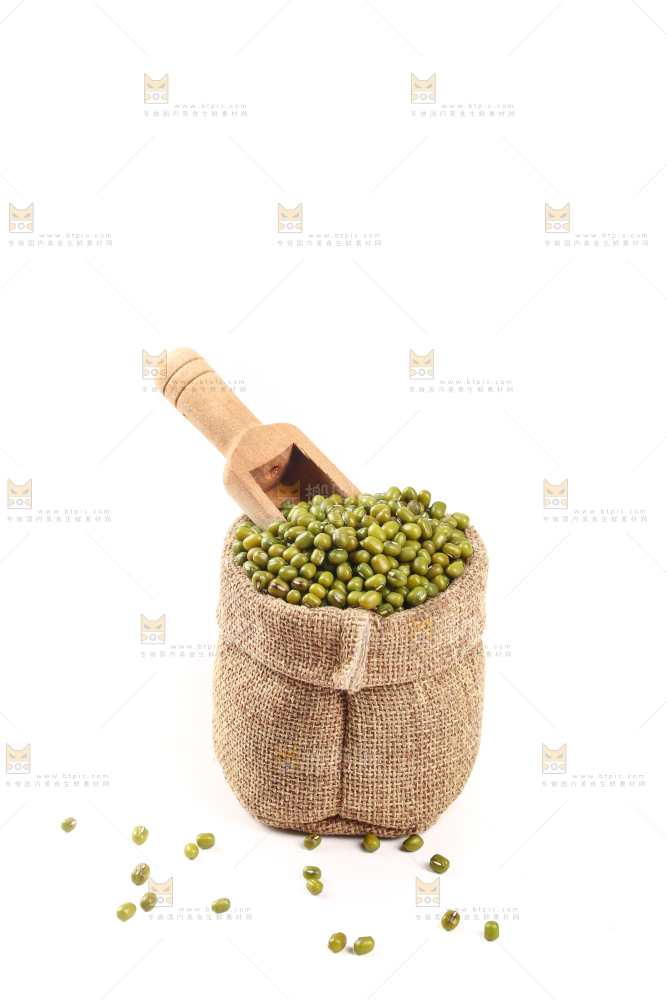 白底上放着一袋东北绿小豆