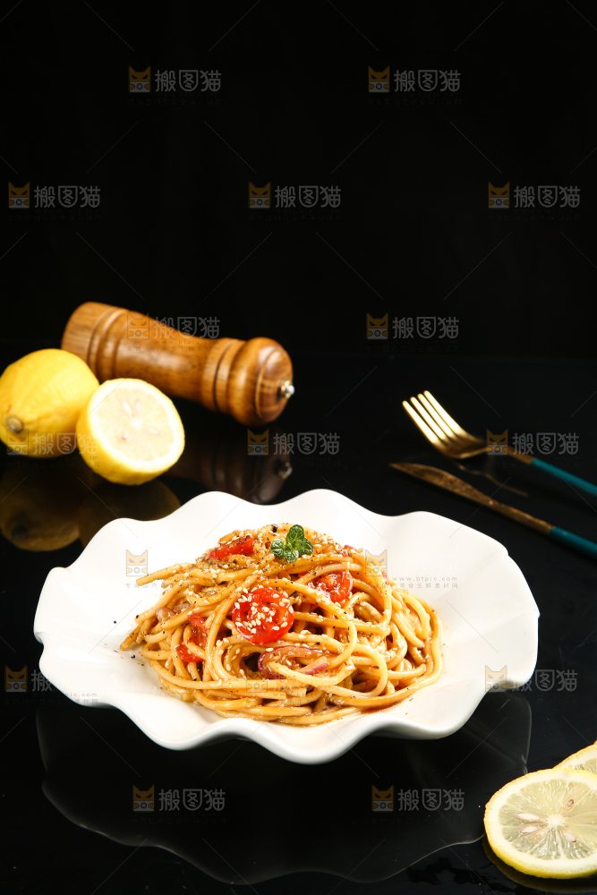 黑底上的意大利面