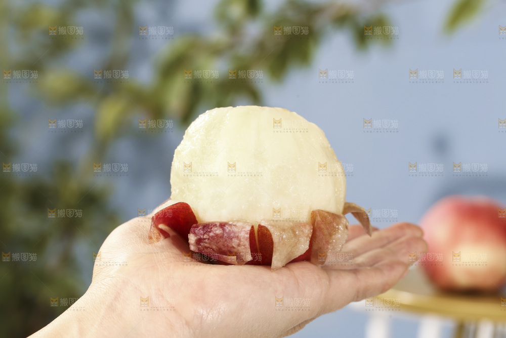 手里拿着阳山水蜜桃