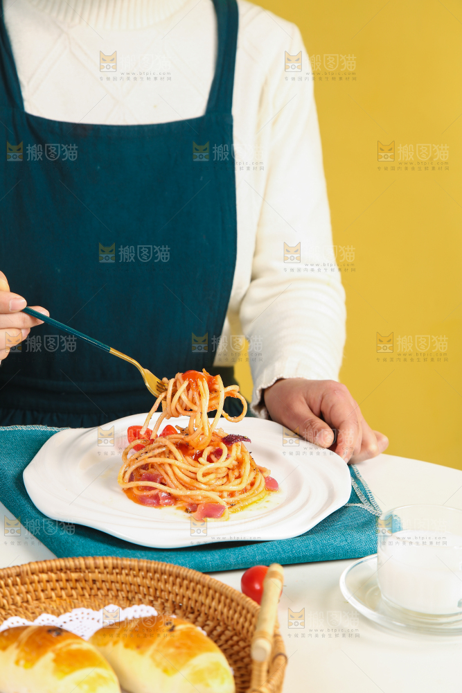 叉子上插着番茄意面