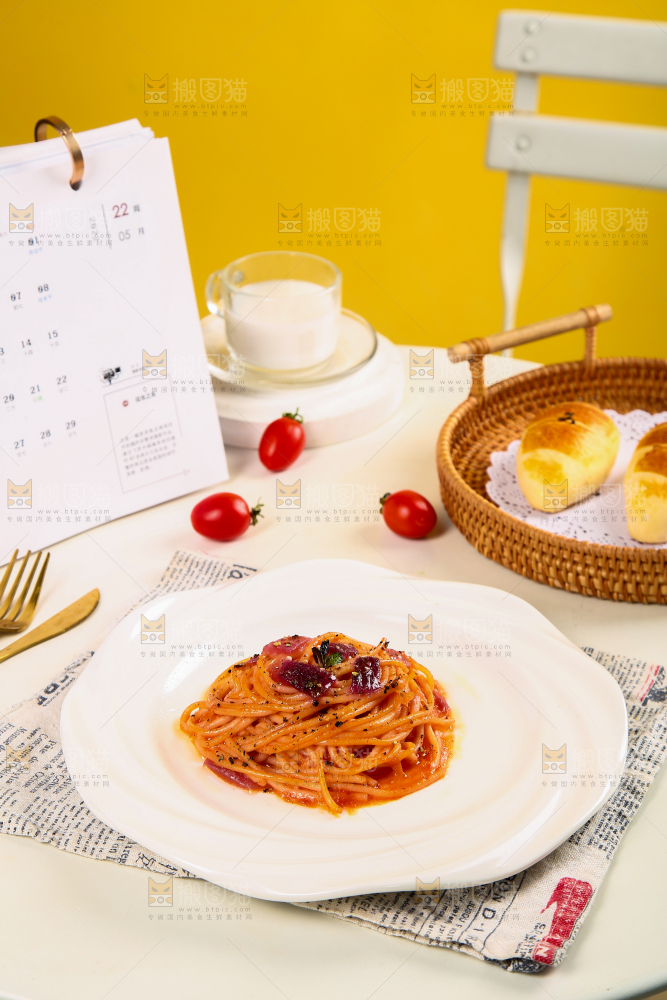 盘子里的黑胡椒意面
