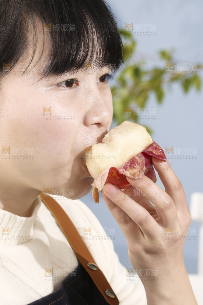 女孩正在吃水蜜桃