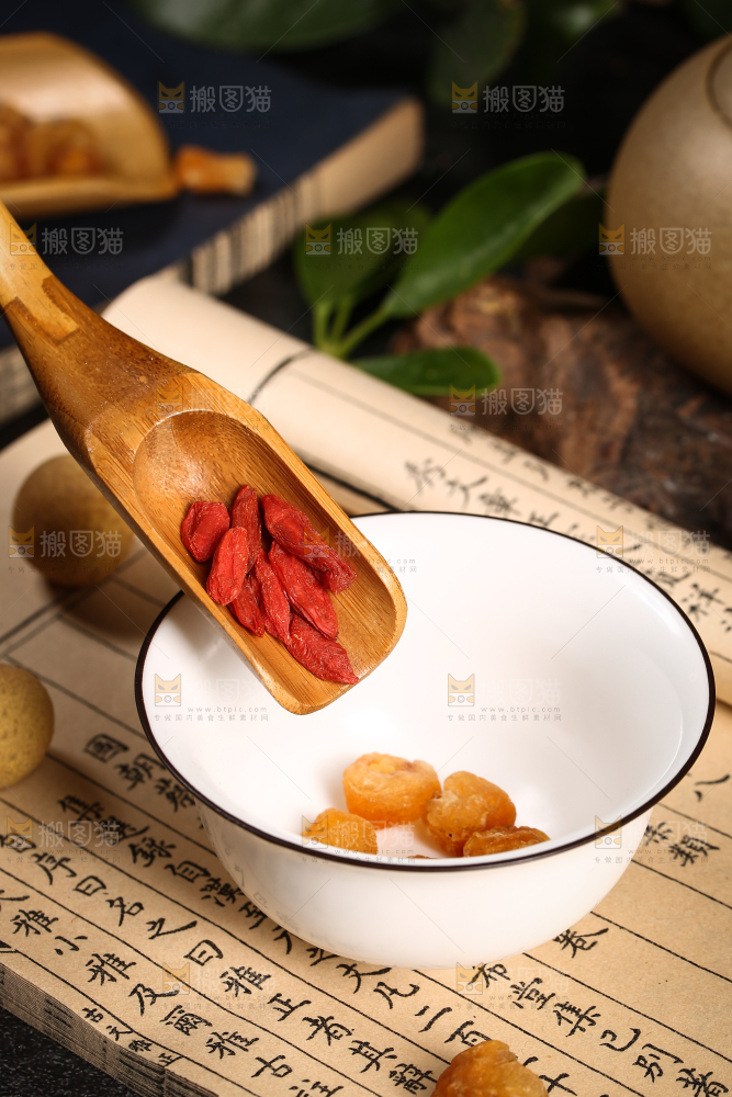 勺子里装着桂圆果肉