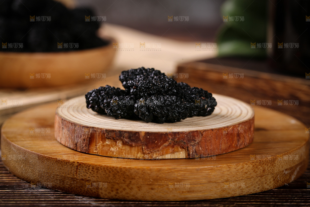 木底上的桑葚干