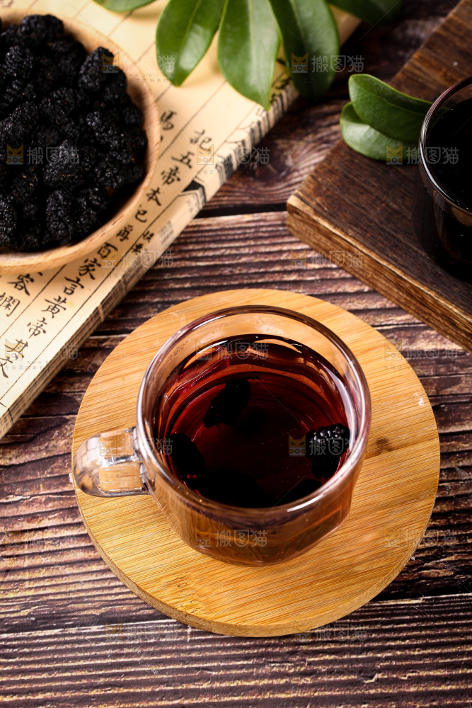 杯子里装着桑葚茶