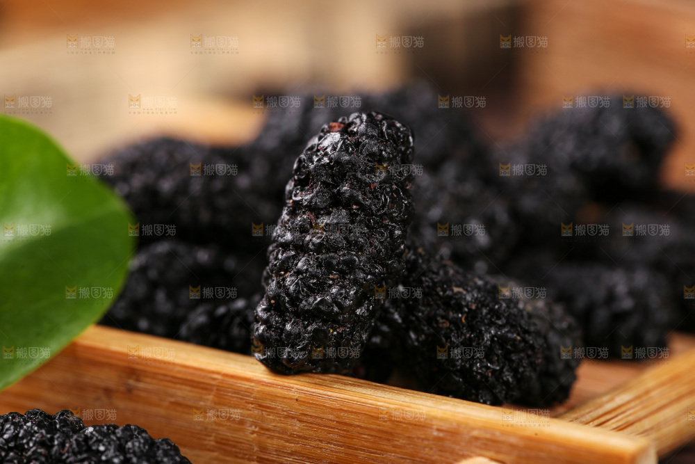 木盘上的黑桑葚干