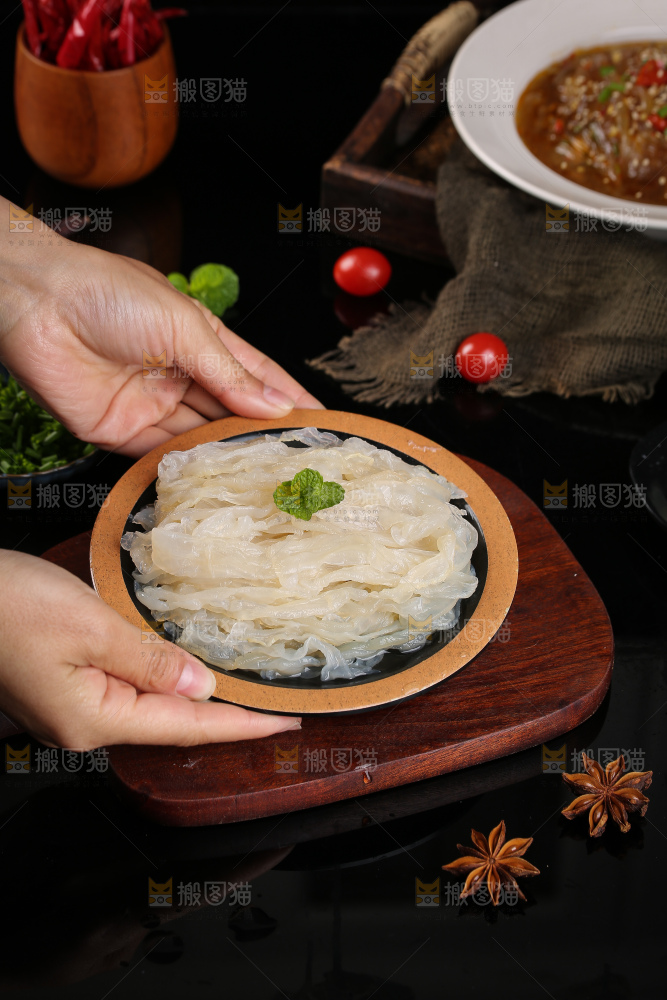 手里端着一盘海蜇丝