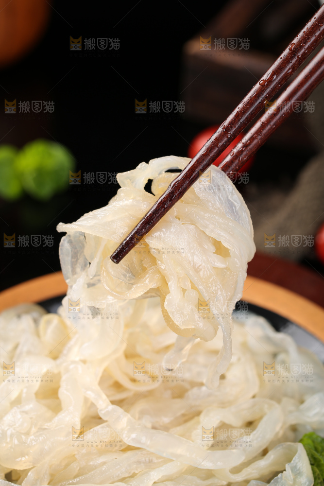 筷子上夹着海蜇皮