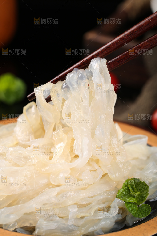 筷子上夹着海蜇皮