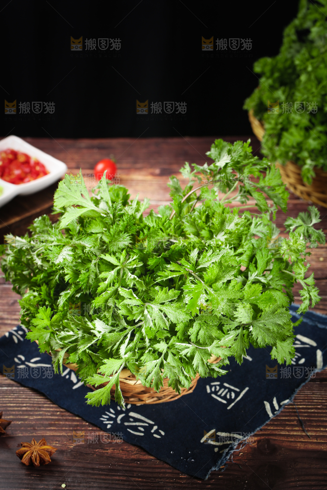 篮子里装着艾草