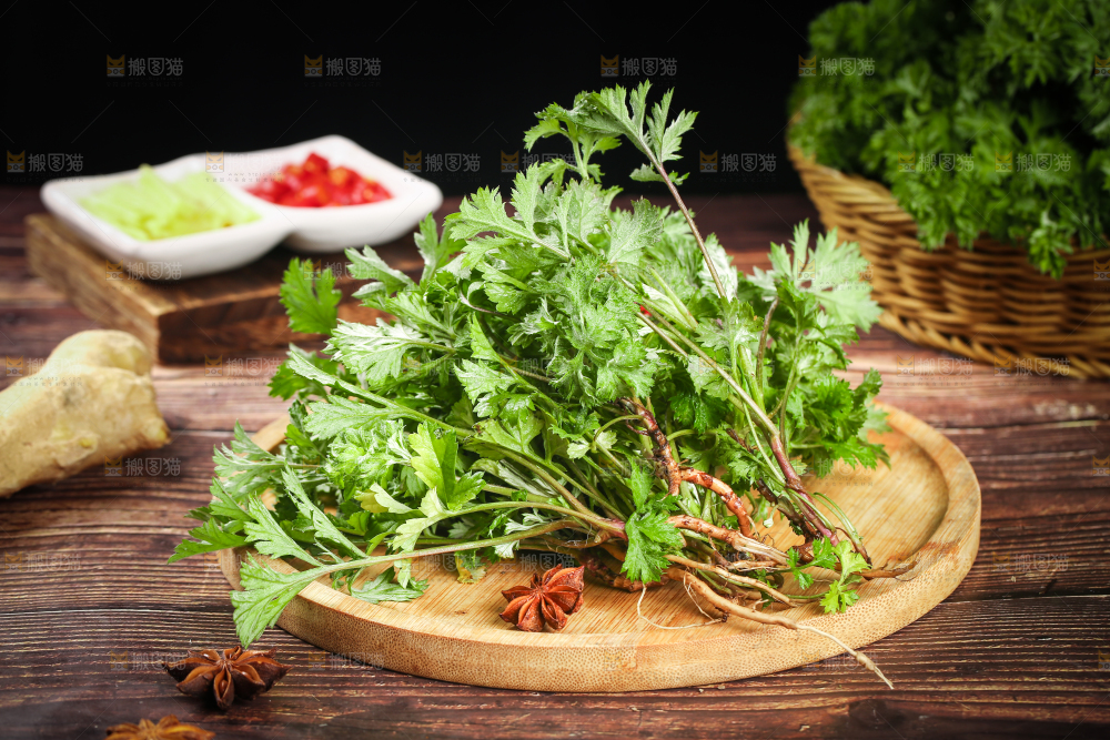 木盘上的艾草叶