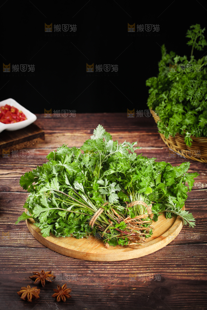木盘上的艾草叶