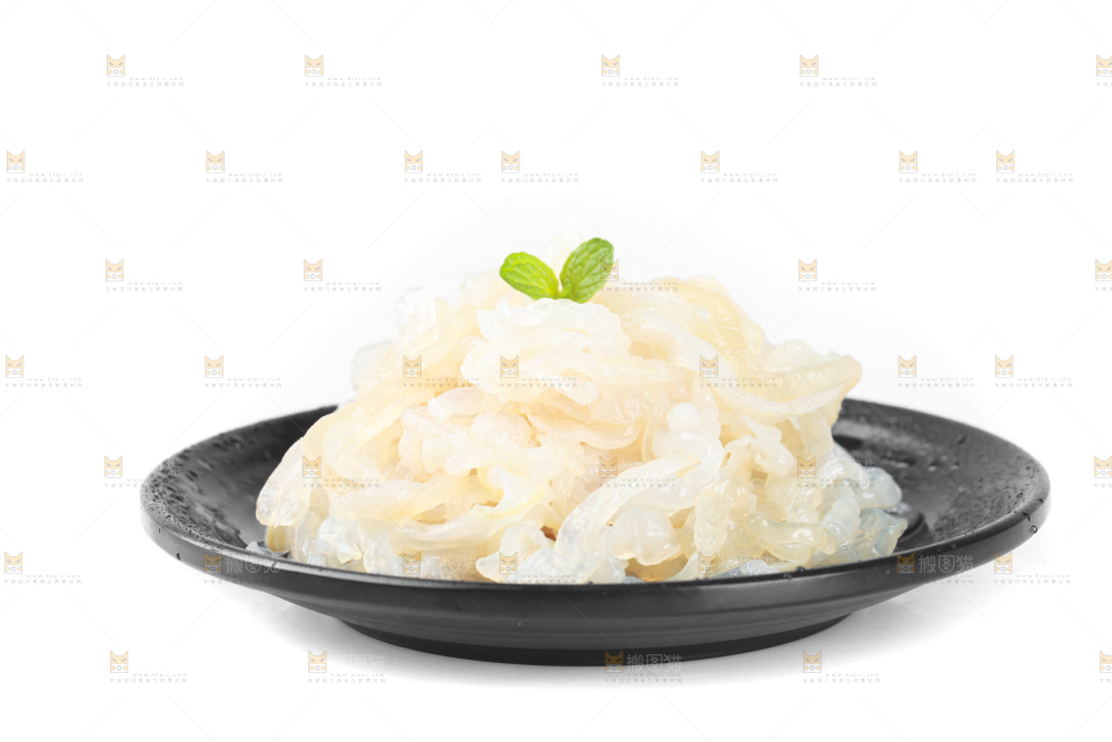 白底上放着一盘海蜇皮