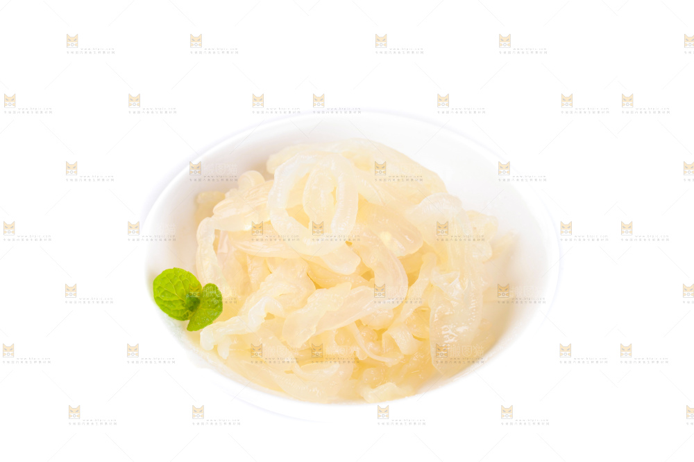 白底上的一盘海蜇皮