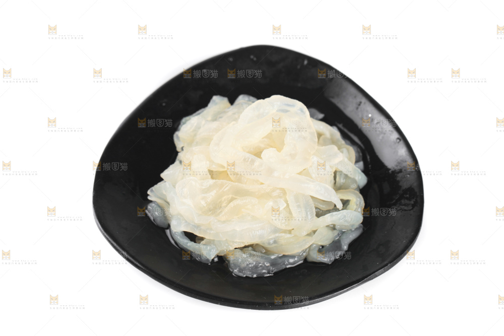 白底上放着一盘海蜇皮