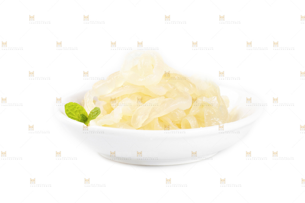 白底上的一盘海蜇皮