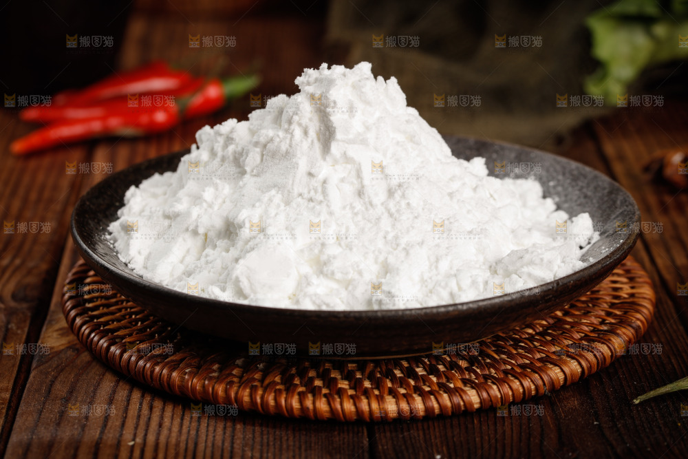 木底上放着一盘豌豆粉