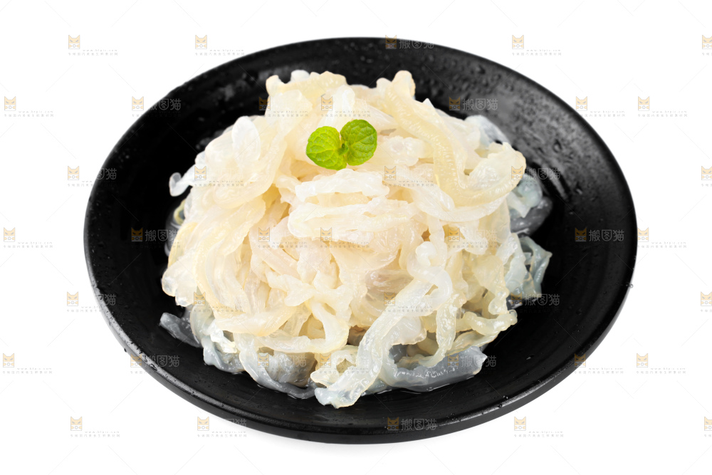 白底上放着一盘海蜇皮