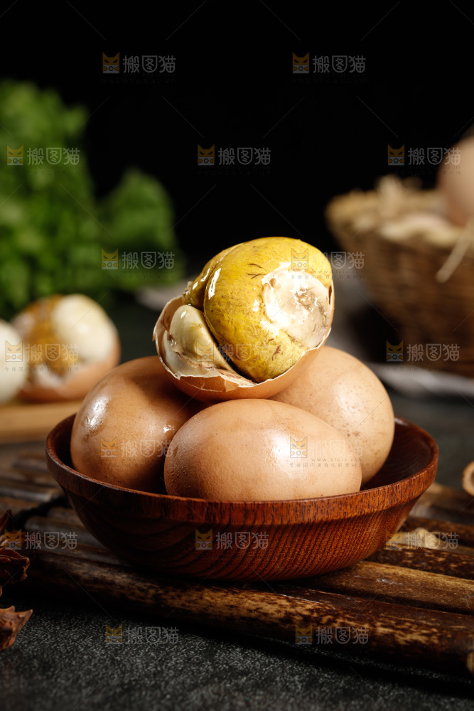 竹底上的一盘新鲜活珠子