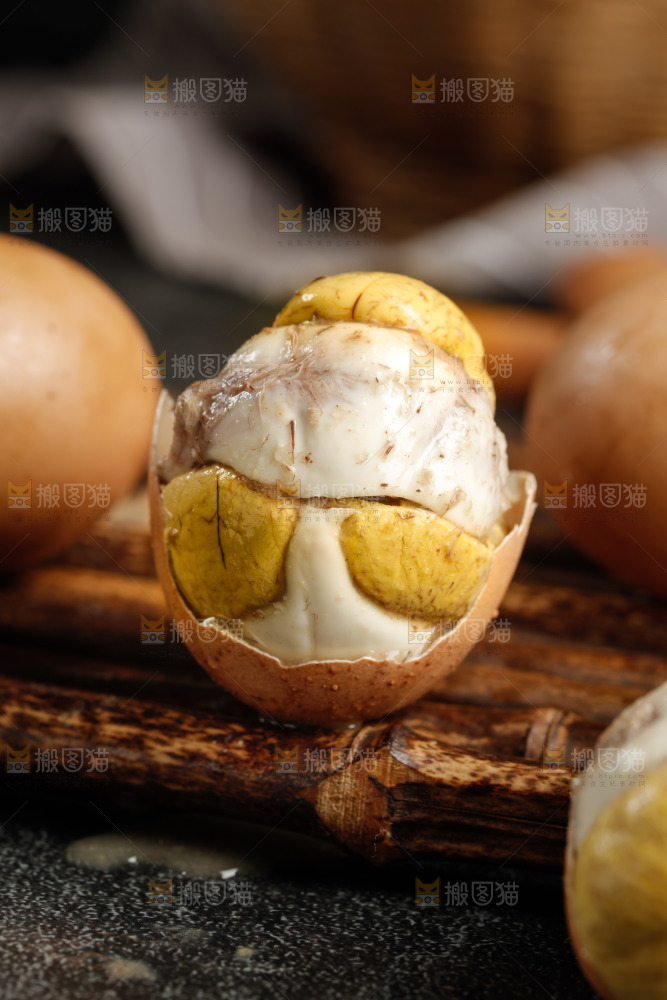 竹底上的新鲜活珠子