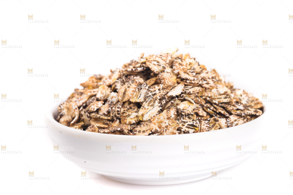 白底上放着一盘黑麦片