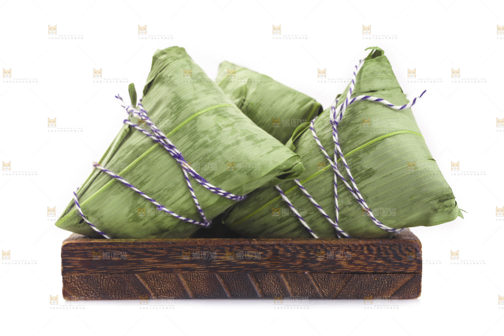 白底上放着一盘红豆粽