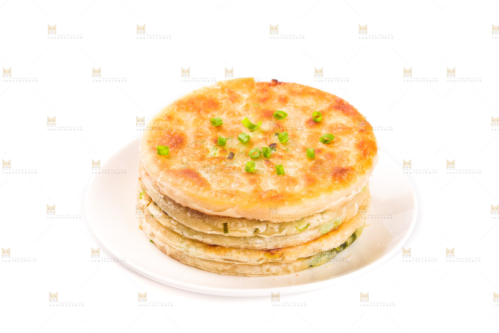 白底上放着一盘葱油饼