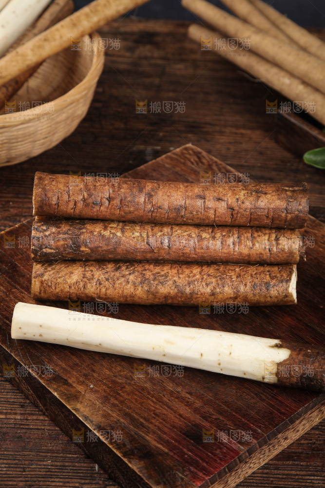 木板上放着新鲜牛蒡根