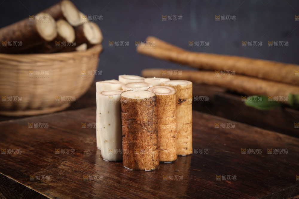 木板上放着新鲜牛蒡根